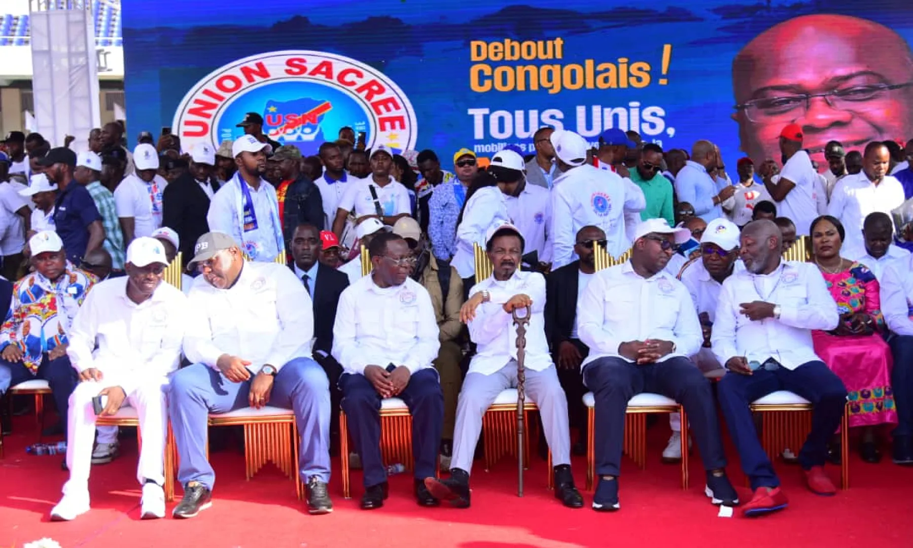 Dans une ambiance feutr&eacute;e mais charg&eacute;e d&rsquo;attente, les figures de proue de la coalition se sont pr&eacute;sent&eacute;es v&ecirc;tues de pagnes aux couleurs du parti, arborant fi&egrave;rement l&rsquo;effigie du chef de l&rsquo;&Eacute;tat. Un geste vestimentaire hautement symbolique, qui traduit une volont&eacute; d&rsquo;alignement politique et de loyaut&eacute; affich&eacute;e &agrave; l&rsquo;&eacute;gard du pr&eacute;sident, &agrave; l&rsquo;or&eacute;e d&rsquo;un tournant gouvernemental majeur.